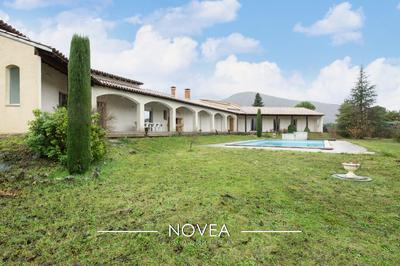 Villa - 396 m² - 6 pièces