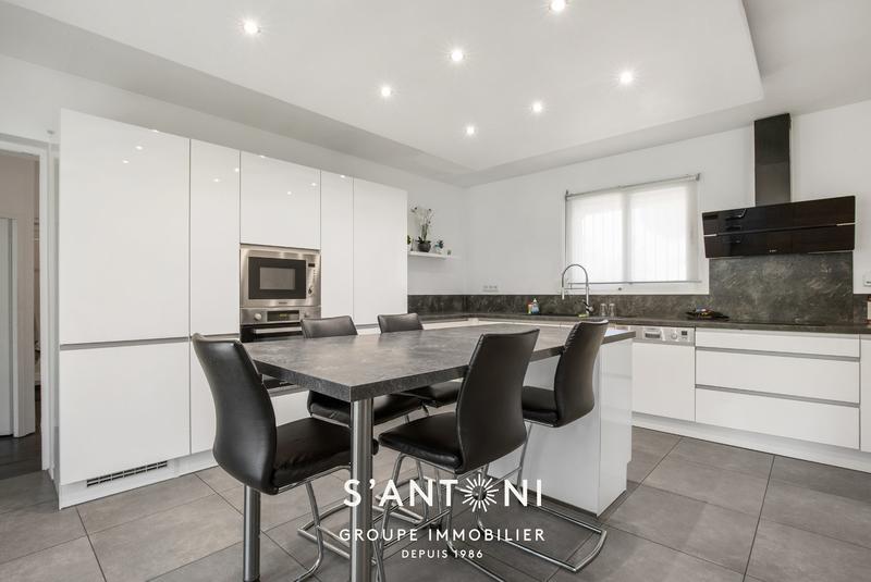 Maison - 202 m² - 6 pièces