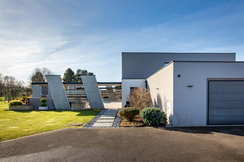 Villa - 318 m² - 9 pièces