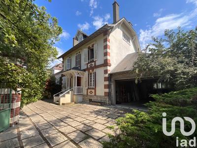 Maison - 230 m² - 10 pièces