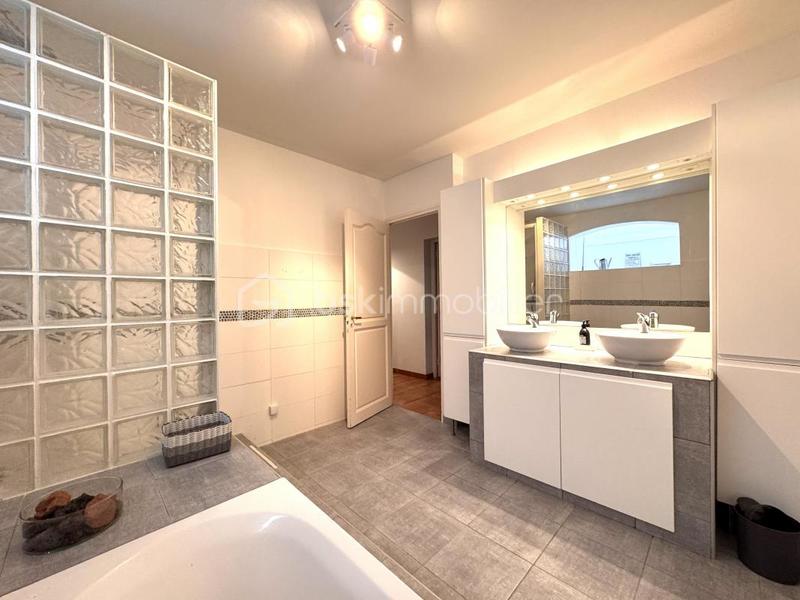 Maison - 180 m² - 7 pièces