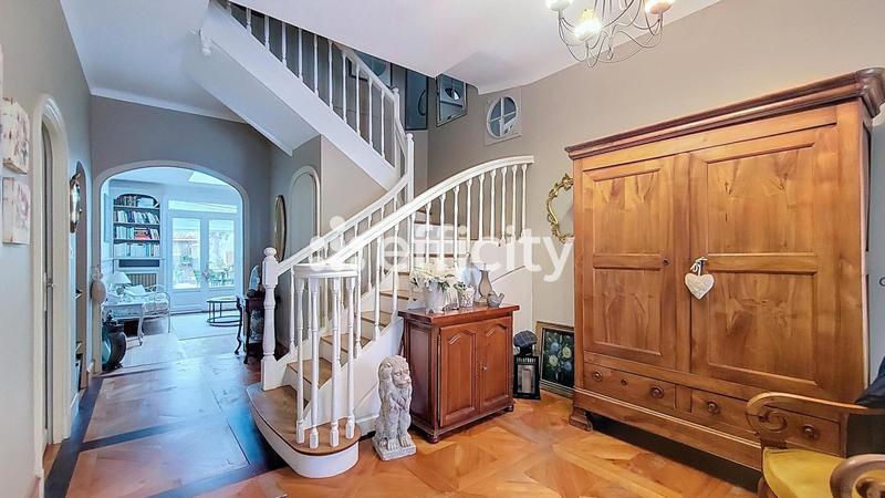 Maison - 200 m² - 7 pièces