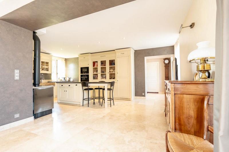 Maison - 240 m² - 8 pièces