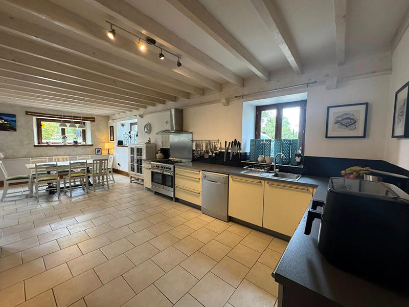 Maison - 220 m² - 7 pièces