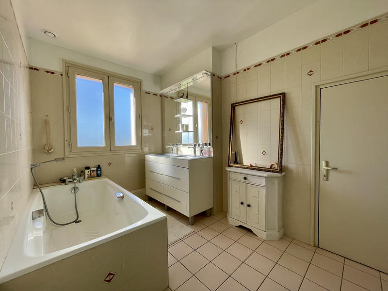 Maison - 230 m² - 6 pièces