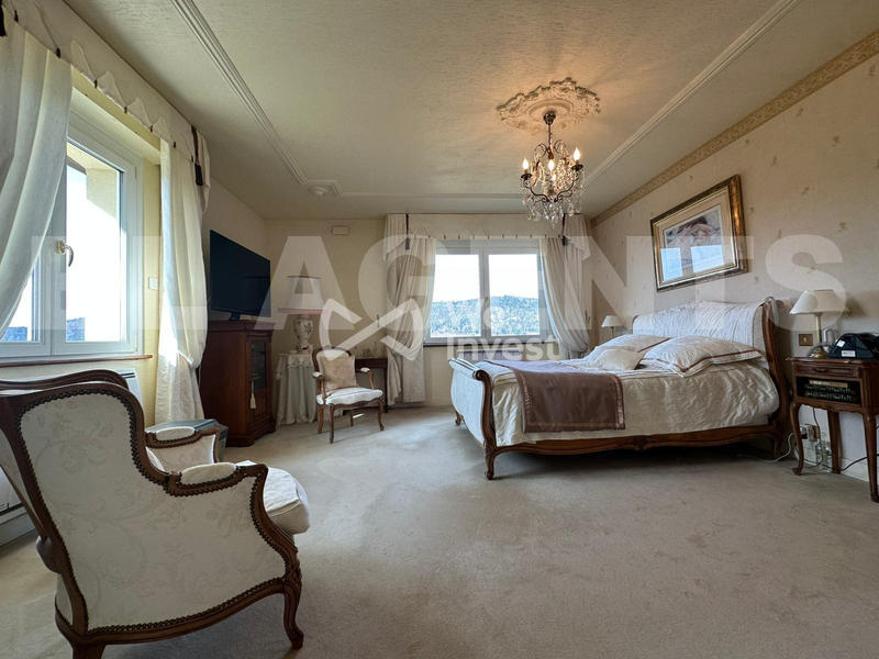 Maison - 270 m² - 8 pièces