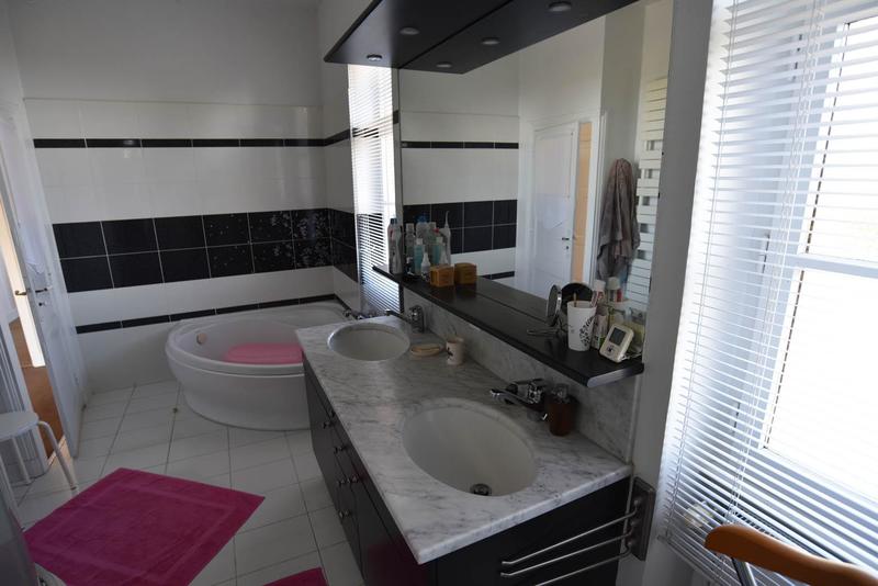 Maison - 241 m² - 9 pièces