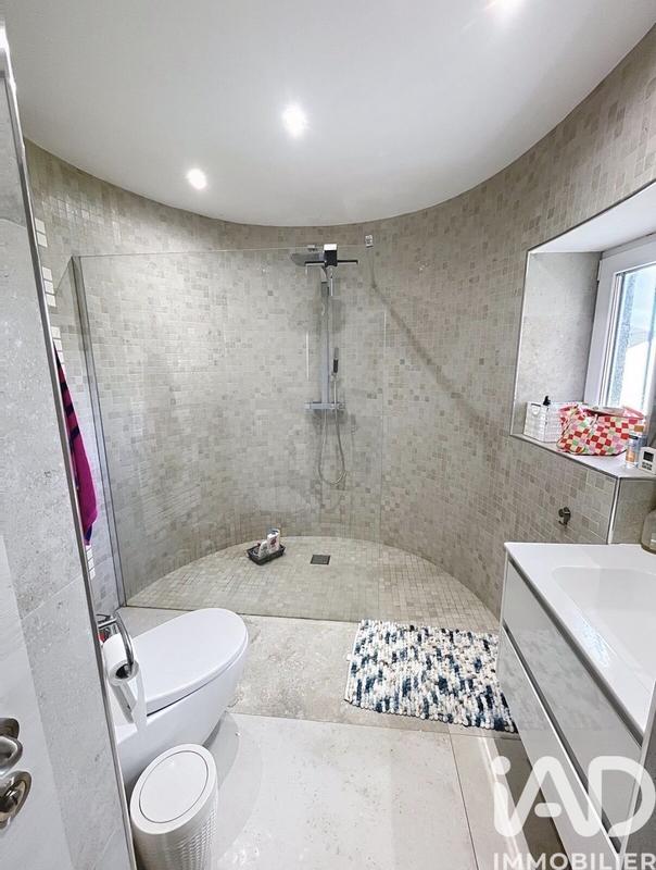 Maison - 240 m² - 8 pièces