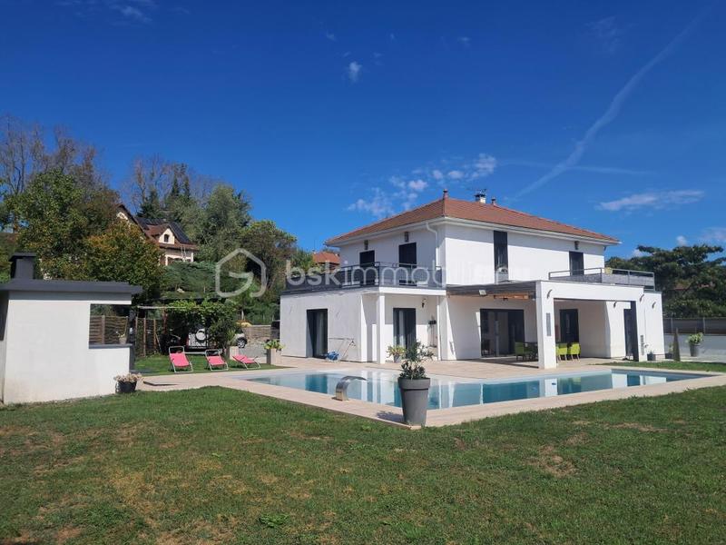 Maison - 217 m² - 8 pièces