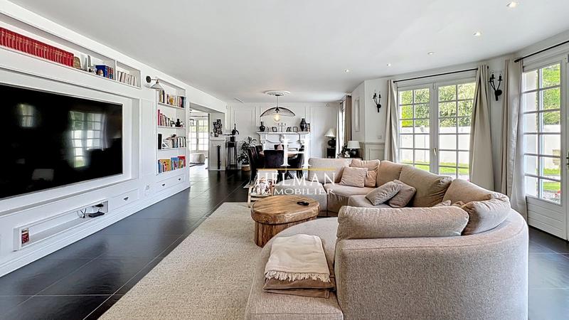 Maison - 344 m² - 12 pièces