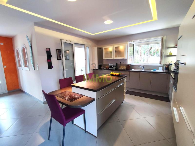 Maison - 238 m² - 8 pièces