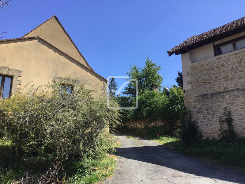 Maison - 1 481 m² - 65 pièces