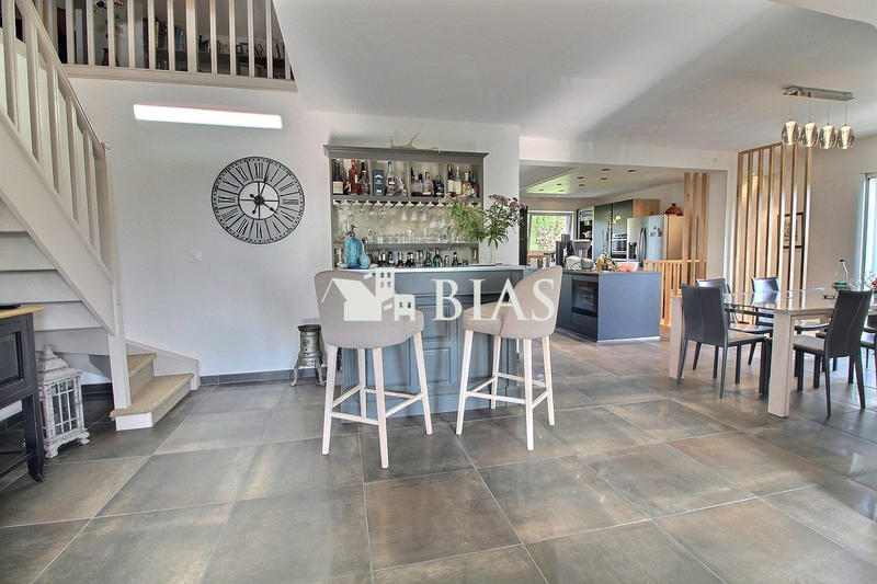 Maison - 214 m² - 7 pièces