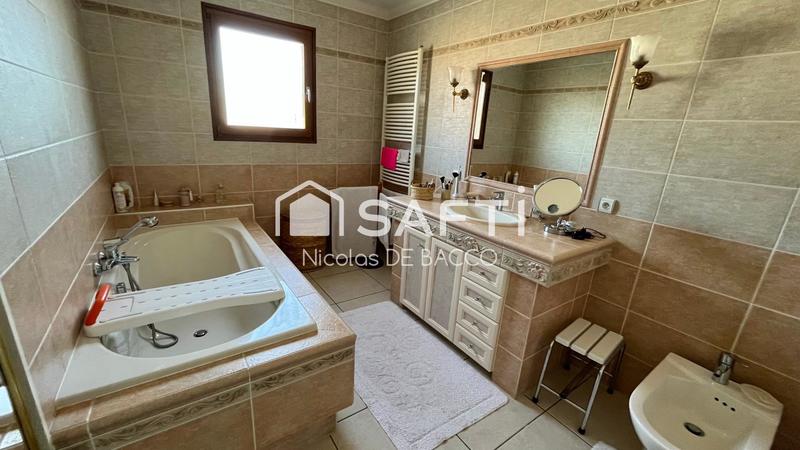 Maison - 238 m² - 7 pièces