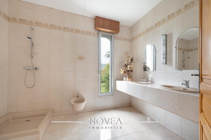 Villa - 396 m² - 6 pièces