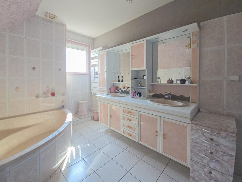 Maison - 220 m² - 7 pièces