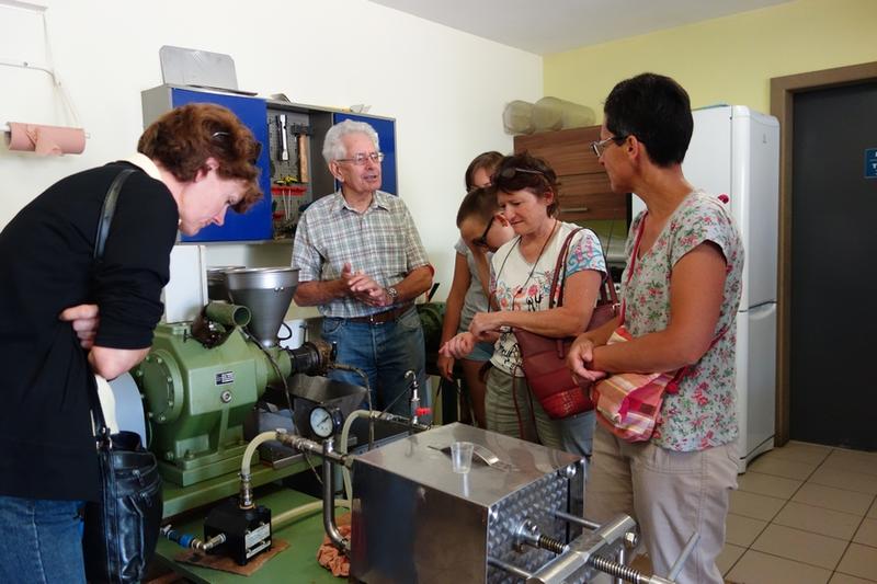 Visite d'une huilerie artisanale à noix
