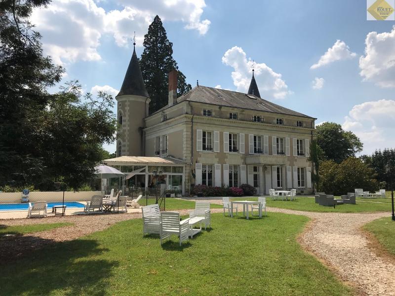 Château - 1 169 m² - 15 pièces