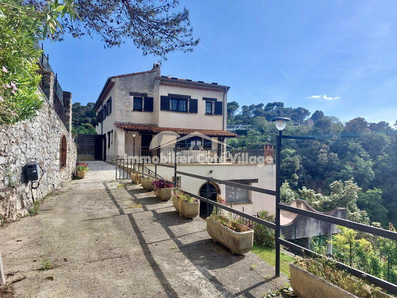 Propriété - 208 m² - 8 pièces