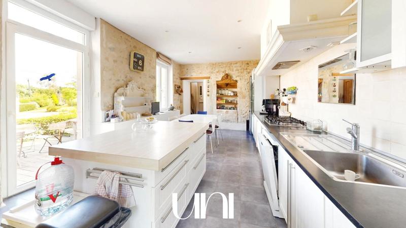 Maison - 415 m² - 16 pièces