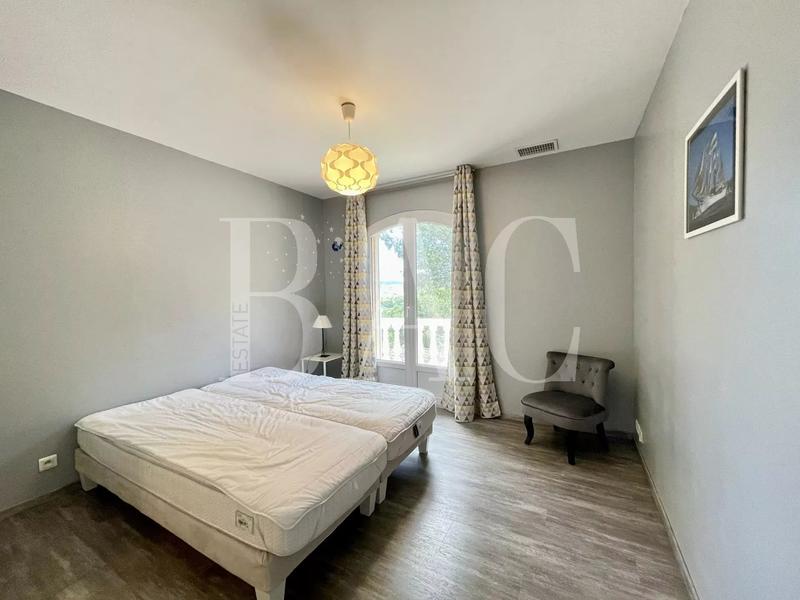 Villa - 235 m² - 8 pièces