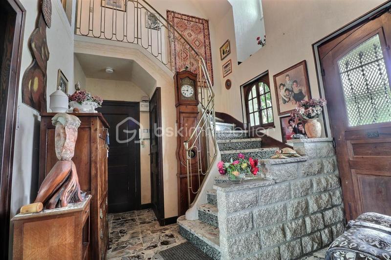 Maison traditionnelle - 187 m² - 7 pièces