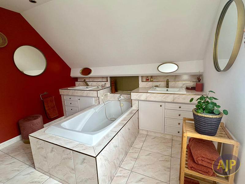 Maison - 180 m² - 8 pièces