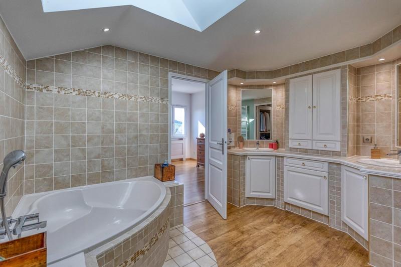 Maison - 246 m² - 10 pièces