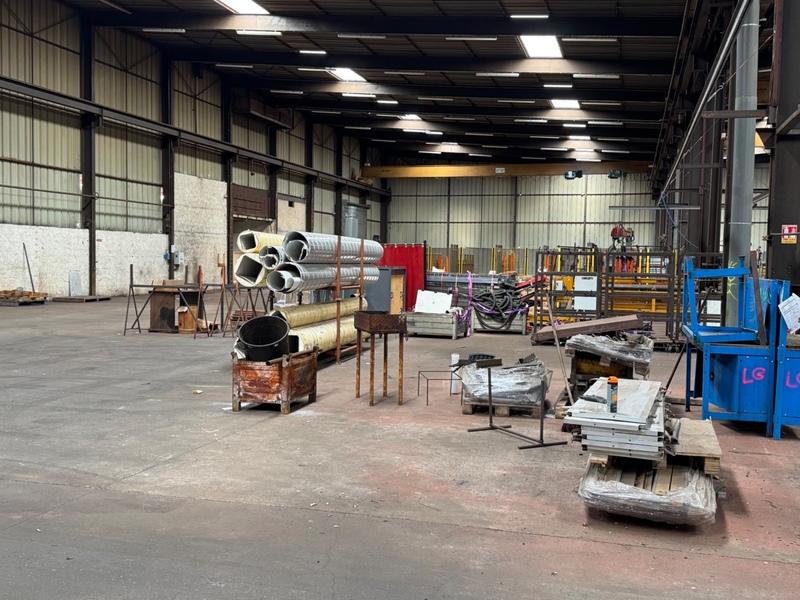 Entrepôt - 2 800 m² - 9 pièces