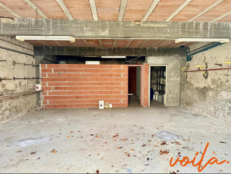 Maison - 1 983 m² - 40 pièces