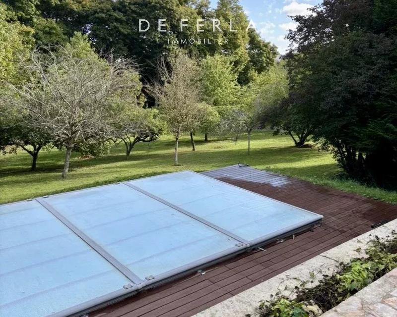 Propriété - 245 m² - 10 pièces