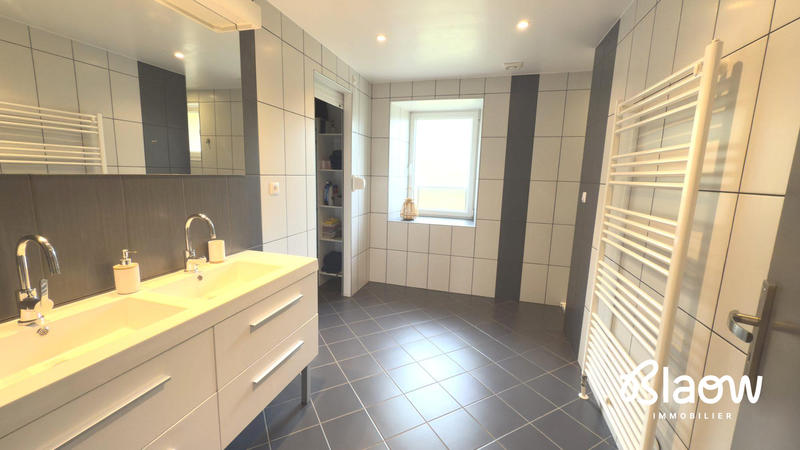 Maison - 300 m² - 11 pièces