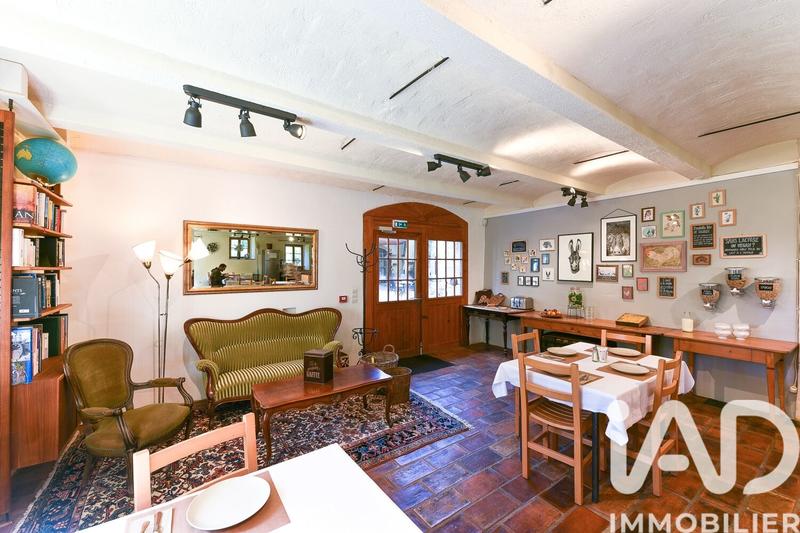 Maison - 1 200 m² - 37 pièces