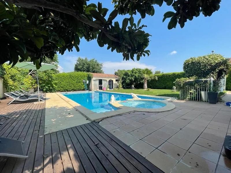 Maison - 270 m² - 9 pièces