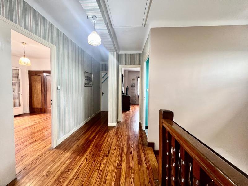 Maison - 210 m² - 10 pièces