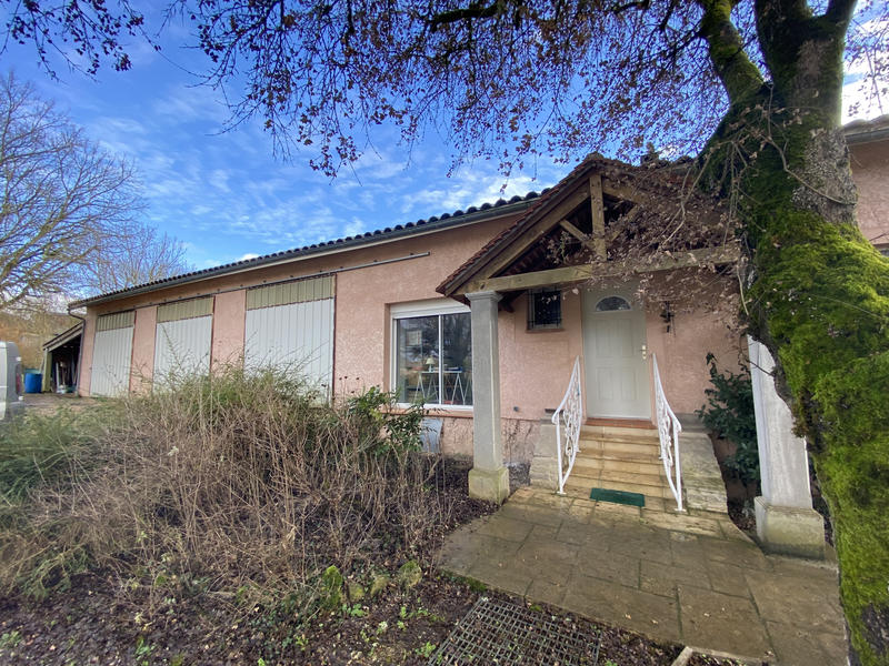 Propriété - 256 m² - 10 pièces