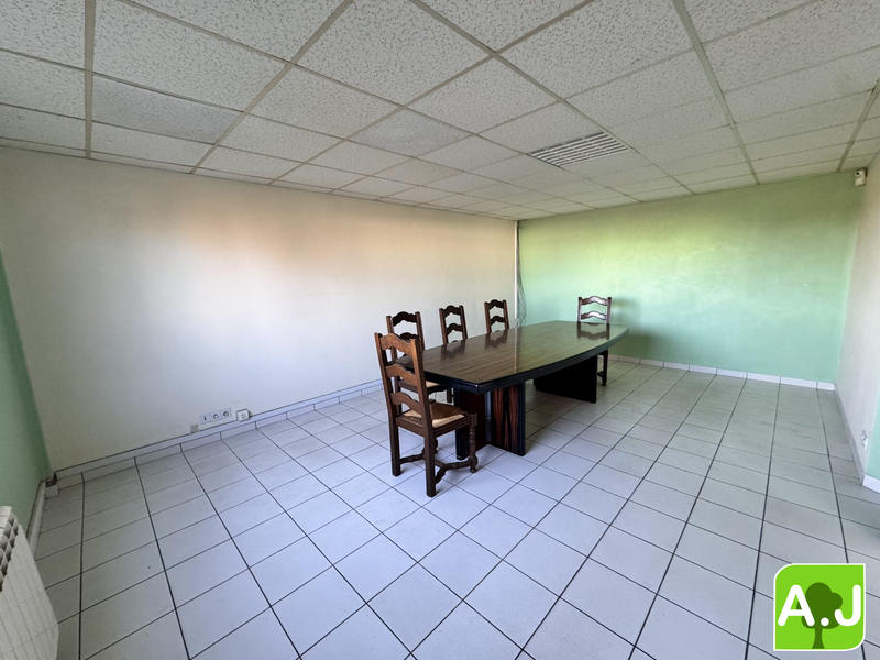 Local commercial - 900 m² - 3 pièces