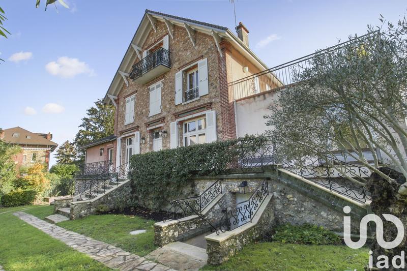 Maison - 237 m² - 18 pièces