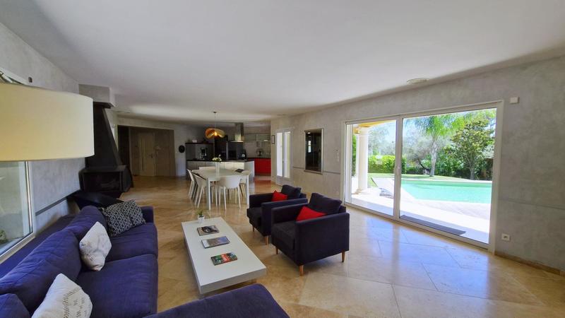 Maison - 221 m² - 9 pièces