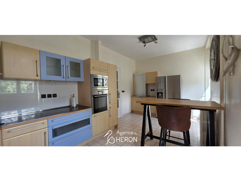 Maison - 240 m² - 9 pièces