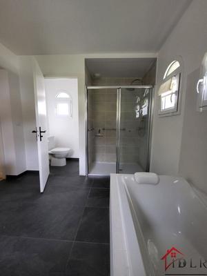 Maison - 234 m² - 8 pièces