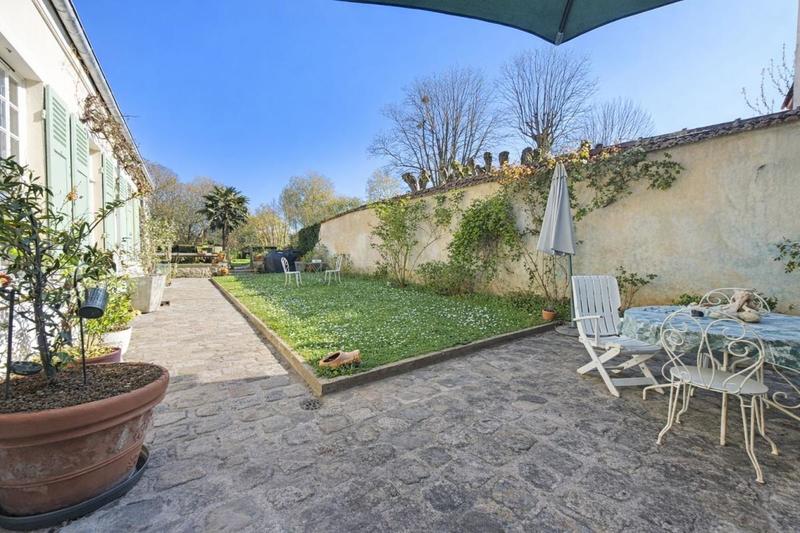 Demeure - 272 m² - 7 pièces