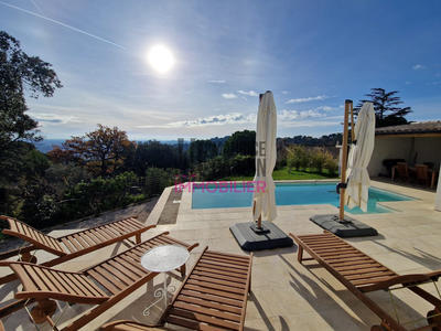 Maison - 298 m² - 9 pièces