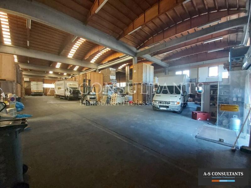 Entrepôt - 1 250 m²