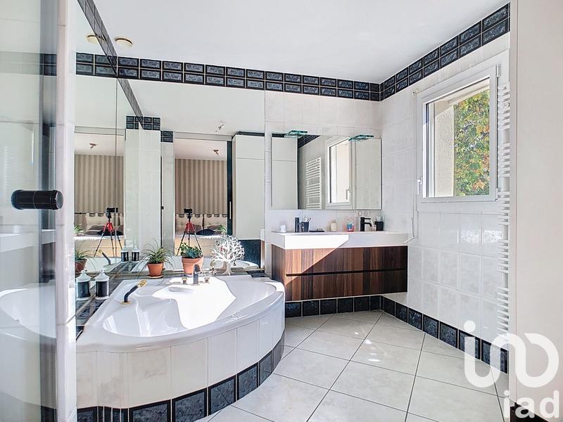 Maison - 202 m² - 8 pièces