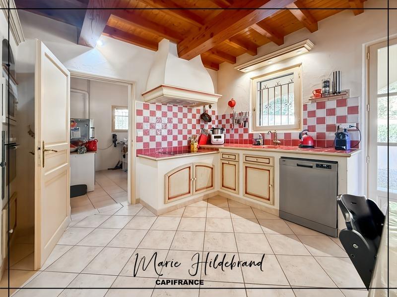 Maison - 235 m² - 7 pièces