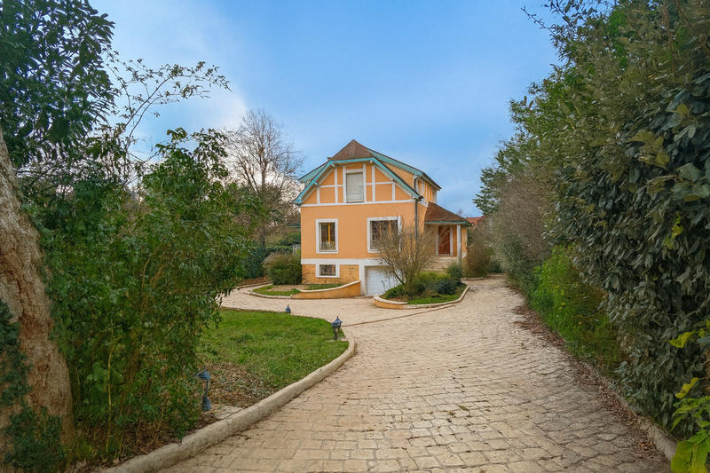 Propriété - 230 m² - 6 pièces