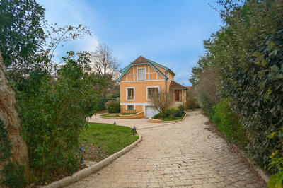 Propriété - 230 m² - 6 pièces