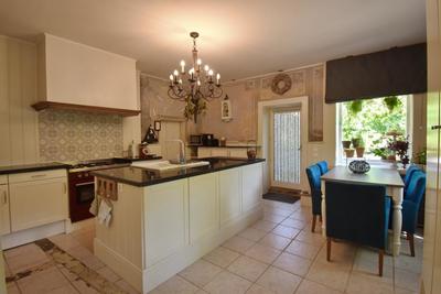 Maison - 328 m² - 12 pièces