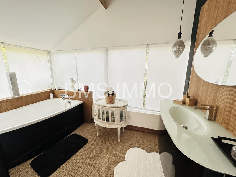 Maison - 230 m² - 6 pièces